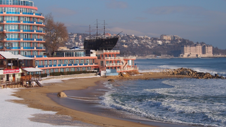 Държавата ще осигури спасители на десет плажа във Варна, останали