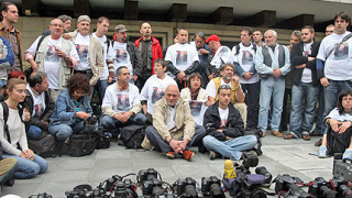 50 фоторепортери седнаха пред МВР