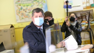 Христо Иванов гласува с хартиена бюлетина, имали сигнали за нередности с машините