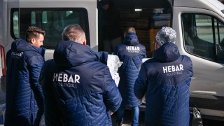 Волейболният отбор на Хебър и Община Пазарджик дариха стоки от