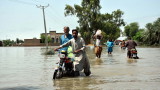  Циклон изтегля 100 000 души в Индия и Пакистан 