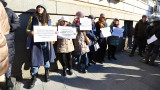 Граждани протестират пред общината заради сечта в Борисовата градина