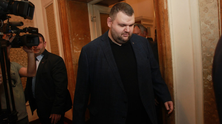 Депутатът от ДПС Делян Пеевски дойде в парламента в деня