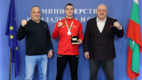  Министър Кралев награди Митко Джорджев за сребърния му орден от Европейското състезание по таекуондо 