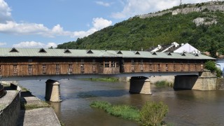 Занаятчии и търговци на покрития мост в Ловеч се оплакват