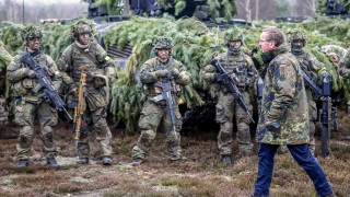 Аналена Бербок не изключва германски сини каски в Украйна при преговори