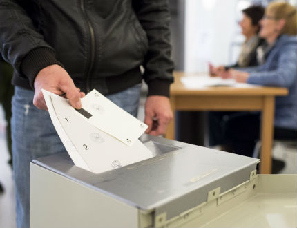 Швейцарците гласуват на референдум за златото и имиграцията