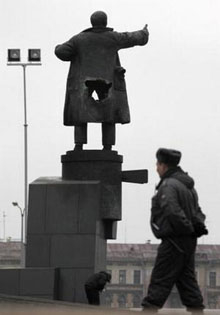 Ленин се завърна пред гарата в Санкт Петербург