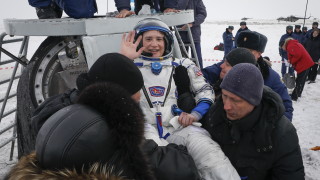 Руска капсула с трима астронавти които бяха на Международната космическа