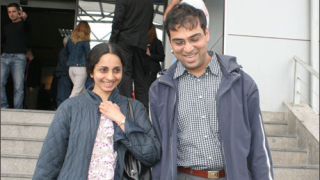 Ананд все пак пристигна в София