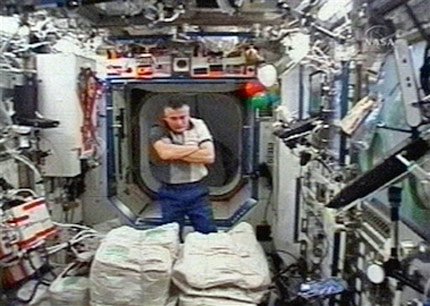 Атлантис се скачи успешно с МКС