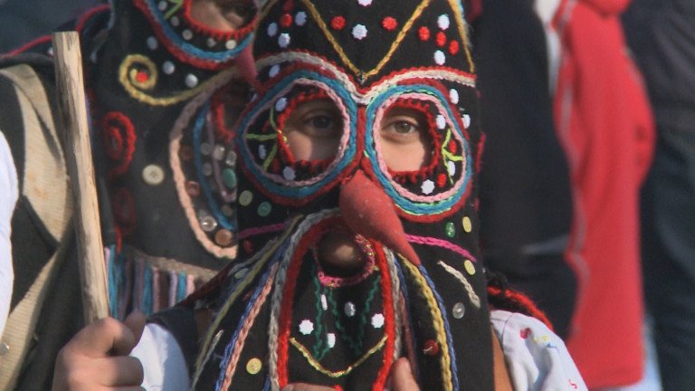 Близо 7500 души от девет държави показаха маскарадните обичаи от