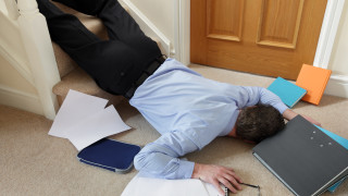 Неназован мъж който пада по стълбите и чупи гърба си