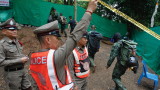 Родителите на блокираните в тайландска пещера деца приеха операция при риск