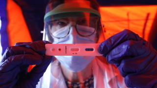 Учени от университета Oxford разработиха 5-минутен тест за Covid-19