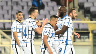 Интер временно се изкачи до върха в италианската Серия А