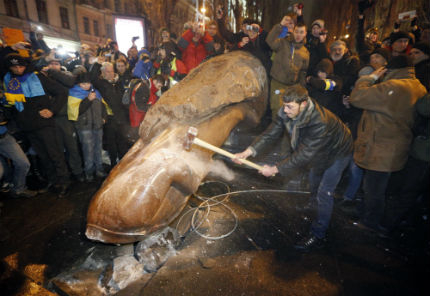 Разследват разрушаването на паметника на Ленин в Киев 