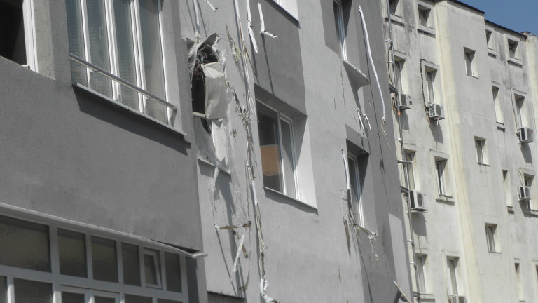 Изолация на блок рухна върху детска площадка в Пловдив