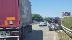 Камион блъсна бус на пътя Поморие-Бургас