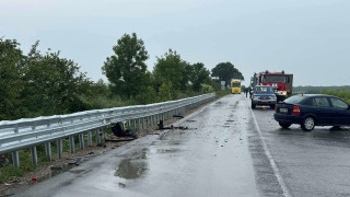 Шофьор на автомобил и пътниците в колата са пострадали при