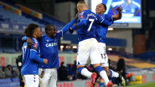 Защитникът Лука Дин се е договорил с Евертън за нов