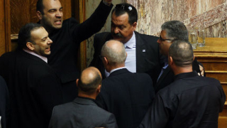 Гръцки депутат-неонацист вика „Хайл Хитлер” в парламента