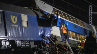 Пътнически и товарен влак се сблъскаха близо до чешката столица