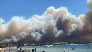 Пожарникарите в Турция продължават битката с горски пожари във вторник