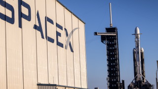 Астронавтите от SpaceX са отведени в медицинско заведение след кацане в океана