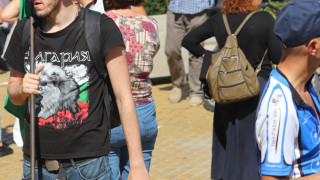 Надеждата се сблъсква със съмненията докато смъртността от COVID нараства