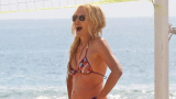 58-годишната Шарън Стоун по бански на плажа (СНИМКИ)