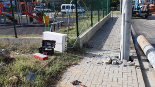 Пиян водач се заби в електрически стълб в село Крупник