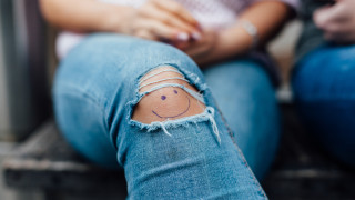 Ето кога трябва да спрете да носите скъсани дънки