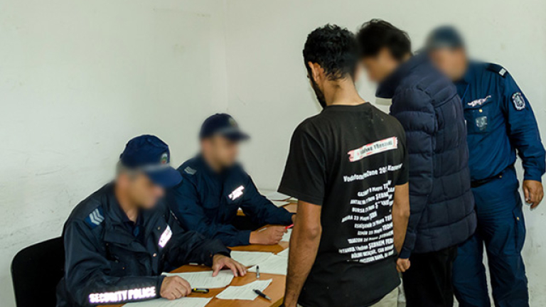 Хванаха 40 нелегални около дома за бежанци във Военна рампа 