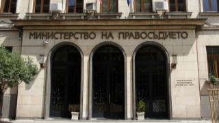 Надзирателите протестират главно заради преминаването на 12-часов работен ден, според МП