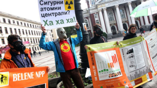 Еврозелени викат в София срещу „руската ядрена мафия”