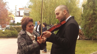 Дончева с концерт "за една струна" поздрави Цачева и Радев