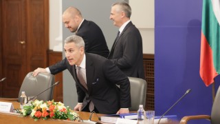 Служебният министър председател Андрей Гюров коментира в сградата на Министерски съвет