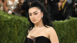 Черно бельо и високи токчета - Charli XCX с провокативна фотосесия за Playboy