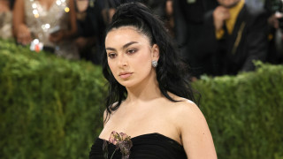 Черно бельо и високи токчета - Charli XCX с провокативна фотосесия за Playboy