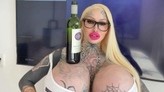 Моделът на OnlyFans, който едва оцеля след взрив на гръдните си импланти