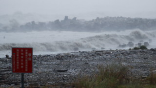 Мощният тайфун Конг рей достигна източното крайбрежие на Тайван в четвъртък