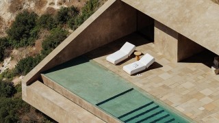 В сърцето на живописния залив Джале в Албания архитектурното студио