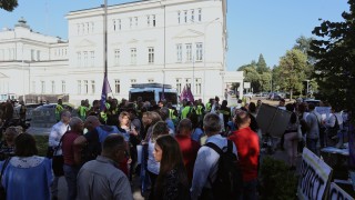 Служители на Българската агенция по безопасност на храните БАБХ и