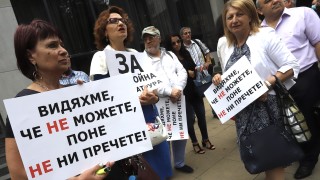 Адвокати от цялата страна излязоха на протест в столицата Те