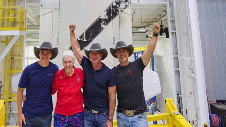 Кой ще лети с Безос в Космоса