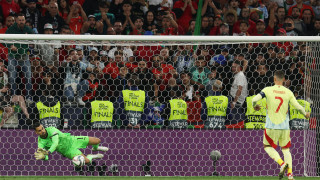 Испанският национален отбор по футбол загуби иберийското дерби от Португалия