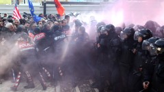 Пръскат със сълзотворен газ протестиращите опозиционери в Албания