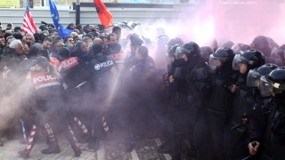 Полицията в Албания използва сълзотворен газ и водни оръдия срещу