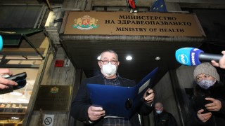 33 от работещите на първа линия в цялата страна медици